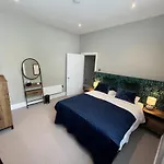 Inn Crown And Cushion 3*