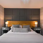 Crown And Cushion 3*