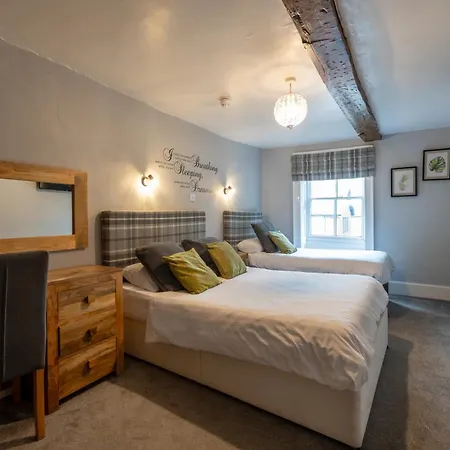 Crown And Cushion 3*