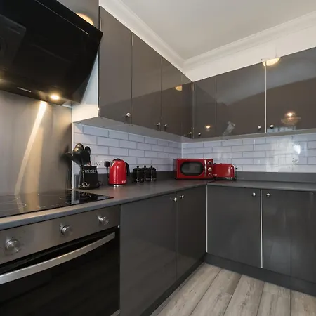 Crown And Cushion 3*