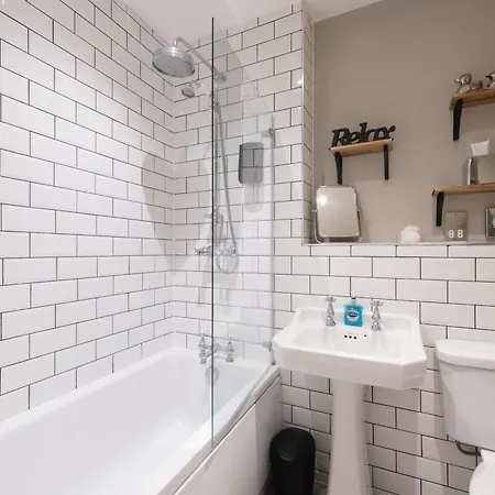 Crown And Cushion 3*