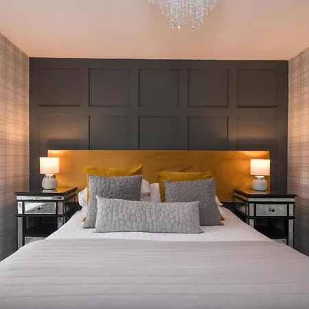 Crown And Cushion 3*