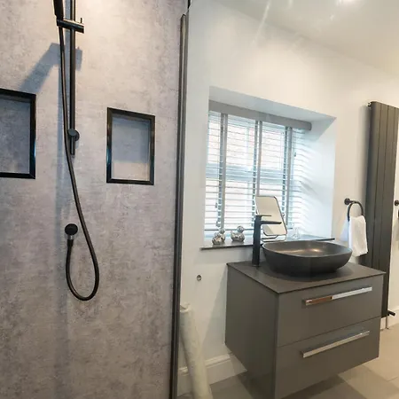 Crown And Cushion 3*