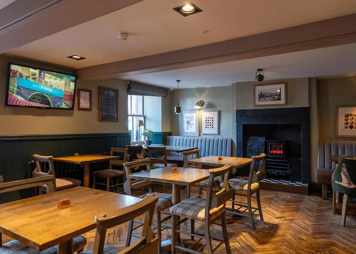 Crown And Cushion イン