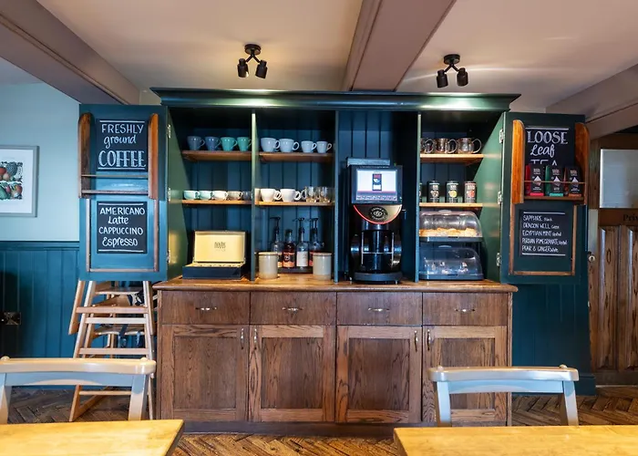 Crown And Cushion 3*