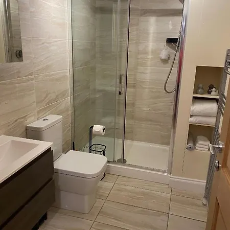 Crown And Cushion 3*