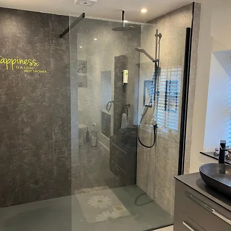 Crown And Cushion 3*