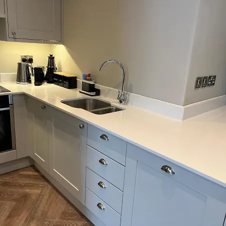 Crown And Cushion 3*