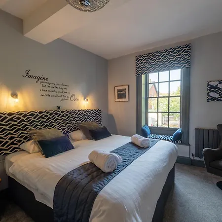 Crown And Cushion Inn