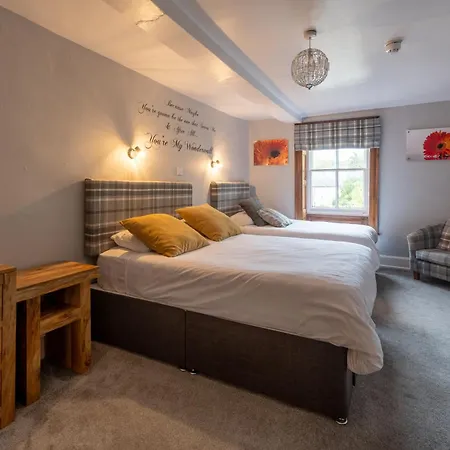 Crown And Cushion 3*