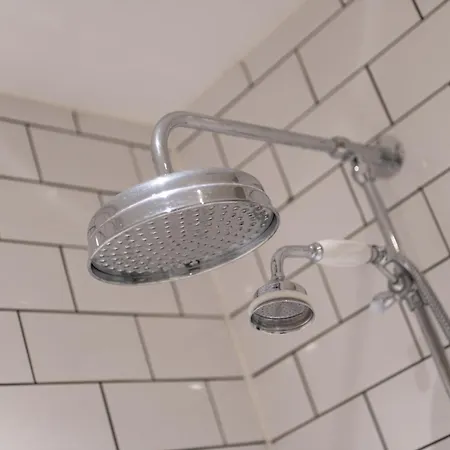 Crown And Cushion 3*