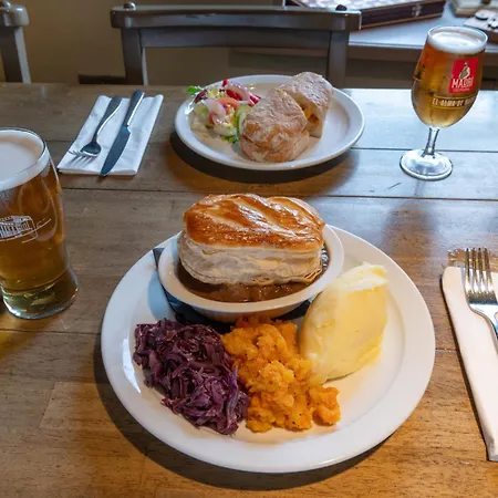 Crown And Cushion Inn 3*