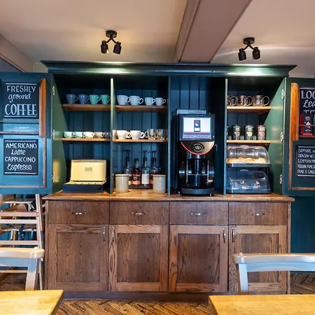 Crown And Cushion 3*